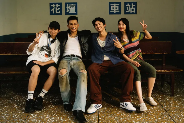 殷振豪（左起）、黃奇斌、林柏宏、徐萱合作《若無你我欲去佗位》MV。大可文武有限公司提供