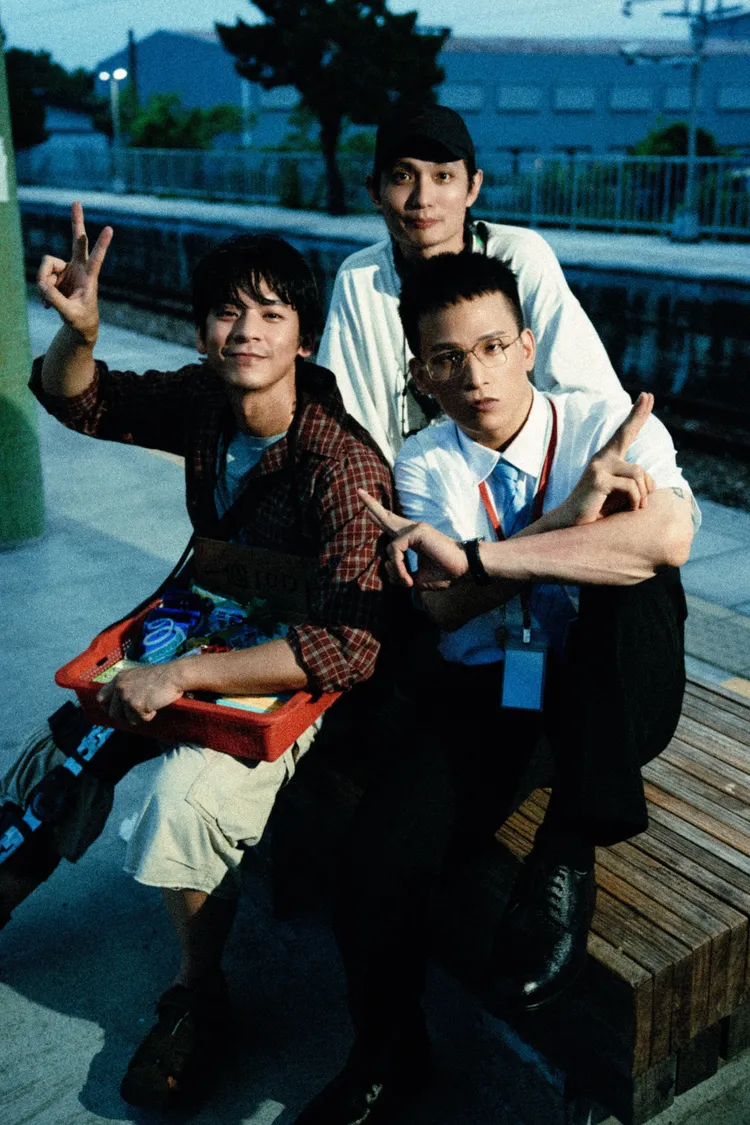 林柏宏（前左）與黃奇斌（前右）合作MV，導演殷振豪讚溫柔。大可文武有限公司提供