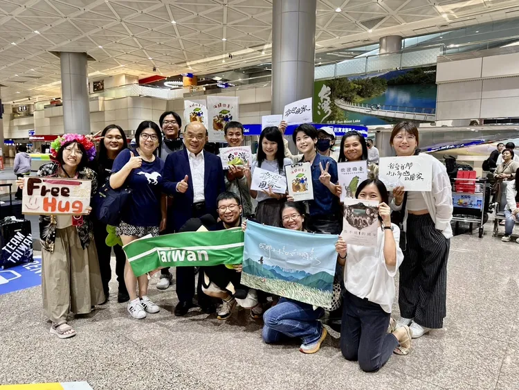 蘇貞昌和「接機超人」合影。翻攝蘇貞昌臉書