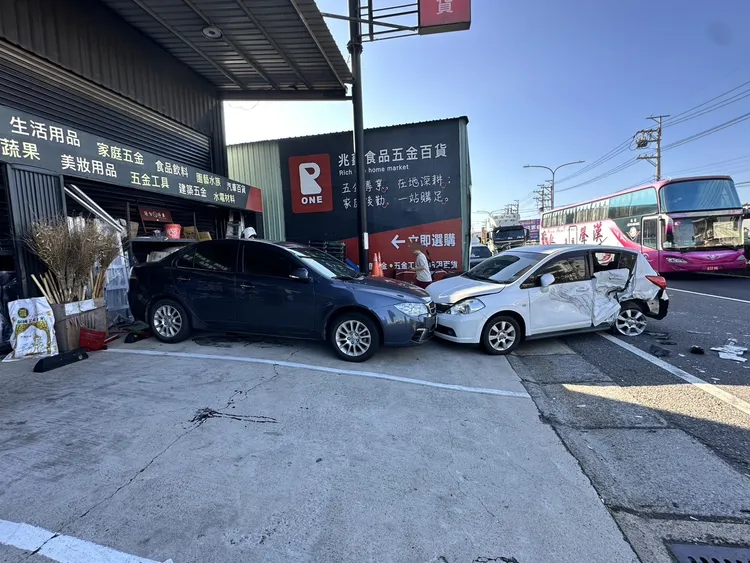 受波及的小客車。中壢警分局提供