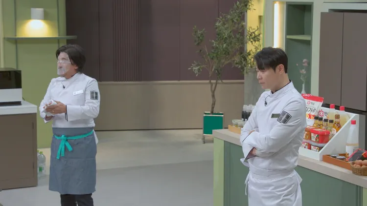 主廚愛德華李（左）有綜藝魂，做菜敷面膜，右為崔鉉碩。中天綜合台提供