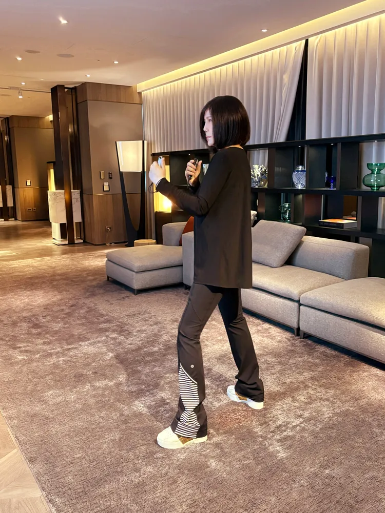 江蕙在飯店玩健身遊戲。寬宏藝術提供