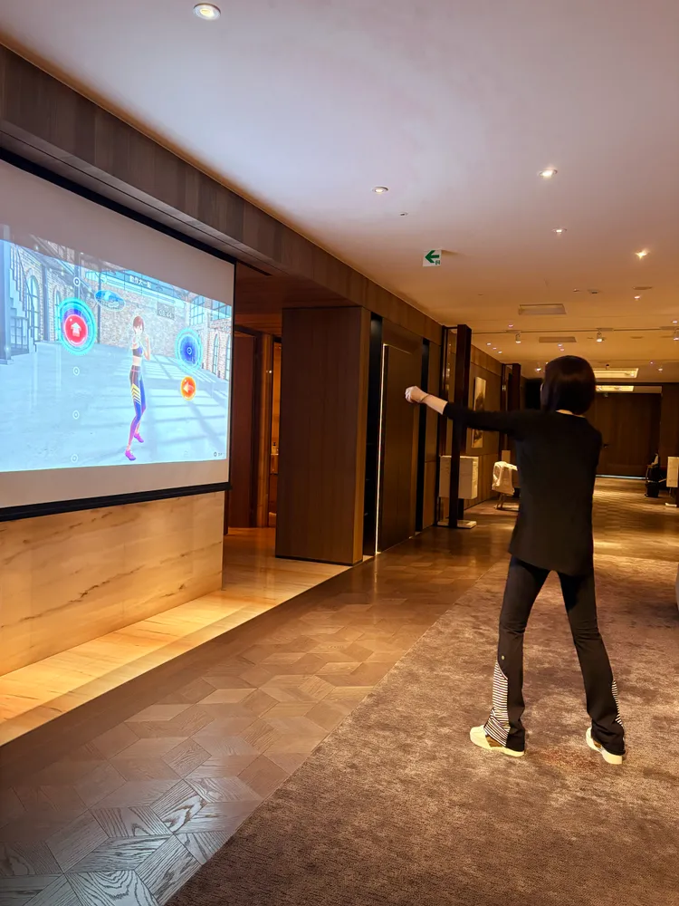 二姐開唱前，放鬆玩健身遊戲。寬宏藝術提供