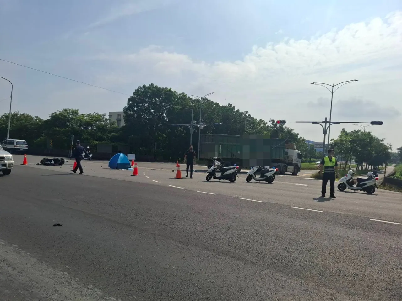 男大生被卷入轮下当场死亡,母亲接获噩耗到场认尸情绪崩溃。民众提供