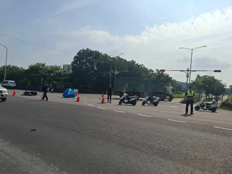 男大生被捲入輪下當場死亡，母親接獲噩耗到場認屍情緒崩潰。民眾提供