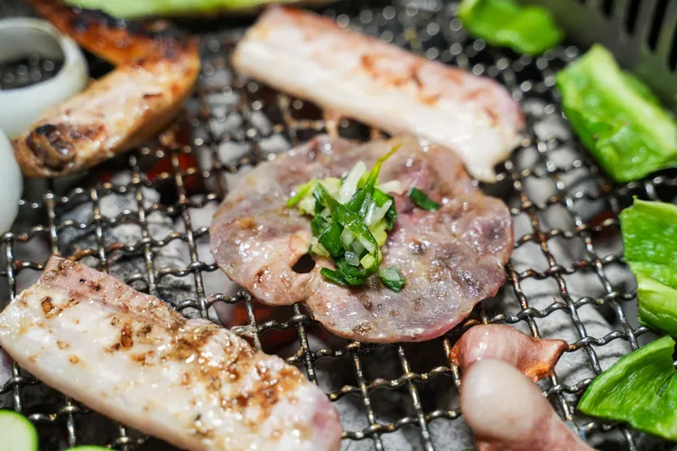 用油蔥佐燒肉，很是對味。田欣雲攝影