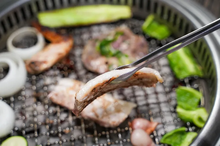 店主特別推薦帶點厚度的豬培根，油脂豐厚，烤起來香氣四溢。田欣雲攝影