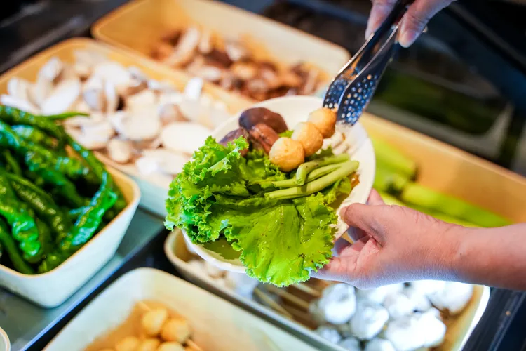 蔬菜自助區選擇豐富。田欣雲攝影