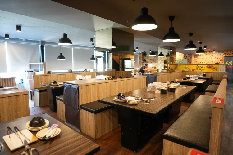 坐落2樓的用餐環境寬敞，營造出一種自然質樸又溫馨舒適的用餐氛圍。田欣雲攝影