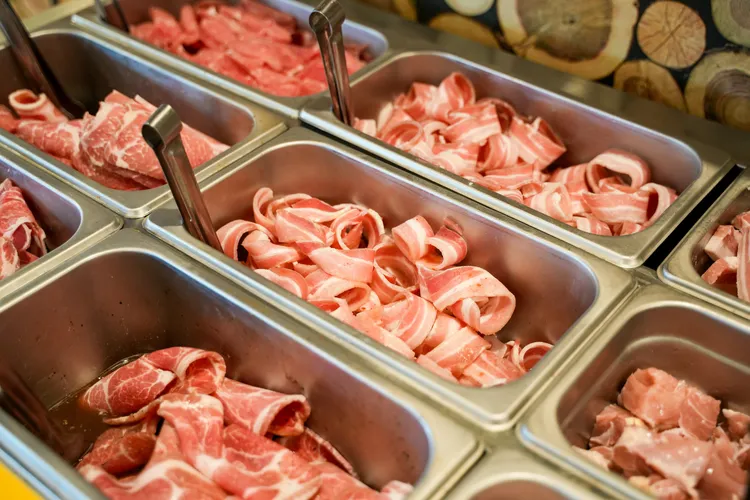 肉品有豬肉、牛肉、雞肉等十餘種選擇。田欣雲攝影