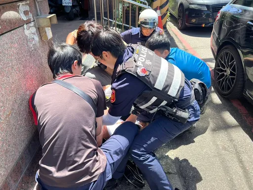 桃園男疑友偏袒竟持雙刀尋釁 勇警一腳踹倒壓制逮捕