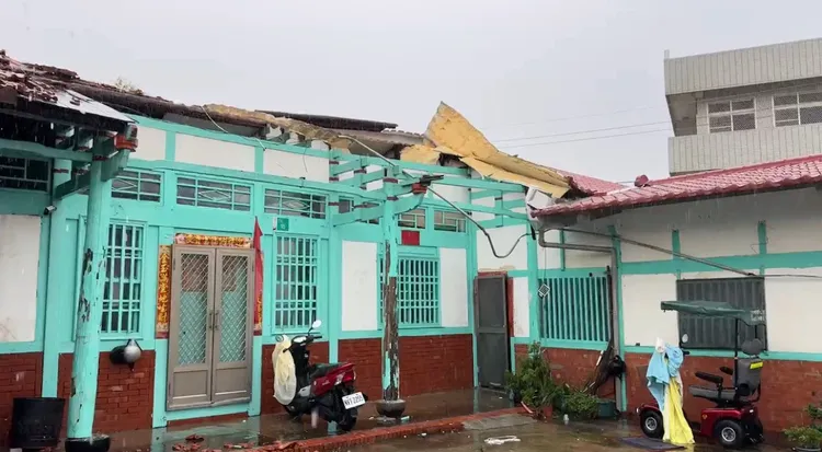 丹娜絲肆虐台南，房屋受損嚴重。民眾提供