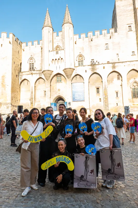 麥藍堤亞舞團在7月4日參與外亞維儂開幕大遊行。圖為全體工作人員合照，左1白衣者為駐法國台灣文化中心主任胡晴舫。中央社