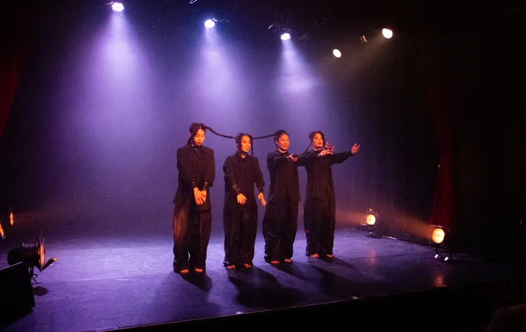 麥藍堤亞舞團於法國外亞維儂藝術節演出「共」，充滿女性魅力與萬物氣勢，牽動現場觀眾神經。圖為舞者們謝幕時向絲品劇院觀眾致謝。 中央社