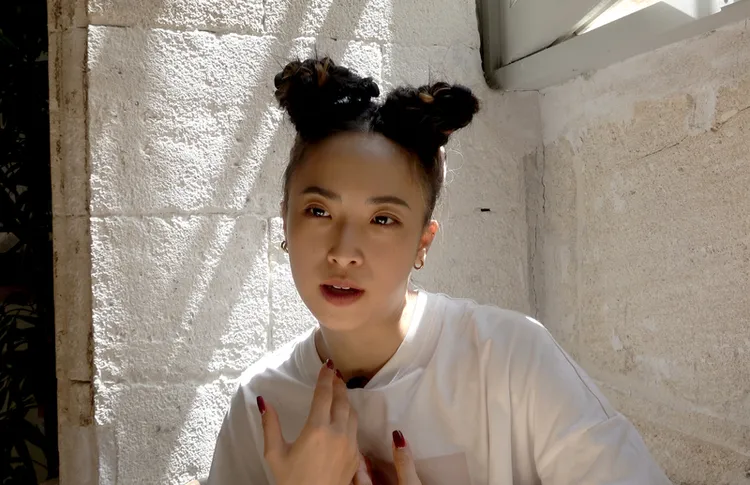 麥藍堤亞舞團總監暨編舞者賴耘琪在受訪時表示，曾在低潮期仔細觀看鏡中的自己，慢慢舞動，尋找自己真正喜歡的樣子，成為舞作「共」開場時的慢舞。 中央社