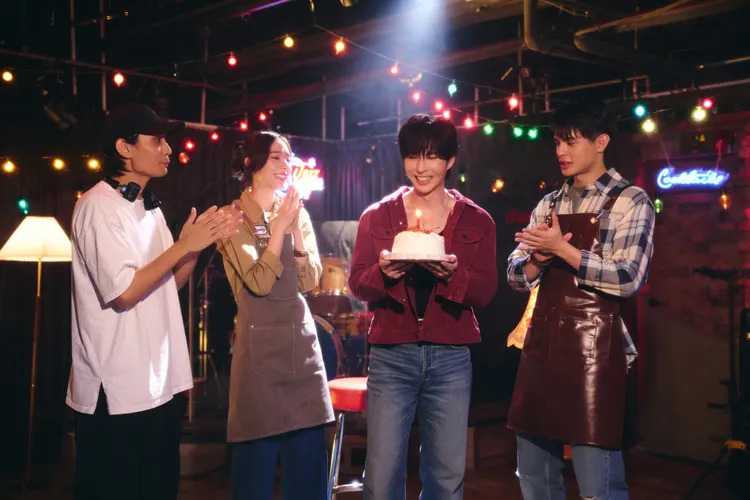 導演殷振豪（左起）、林奕嵐和邱以太，現場為陳勢安（右二）慶生。索尼音樂提供