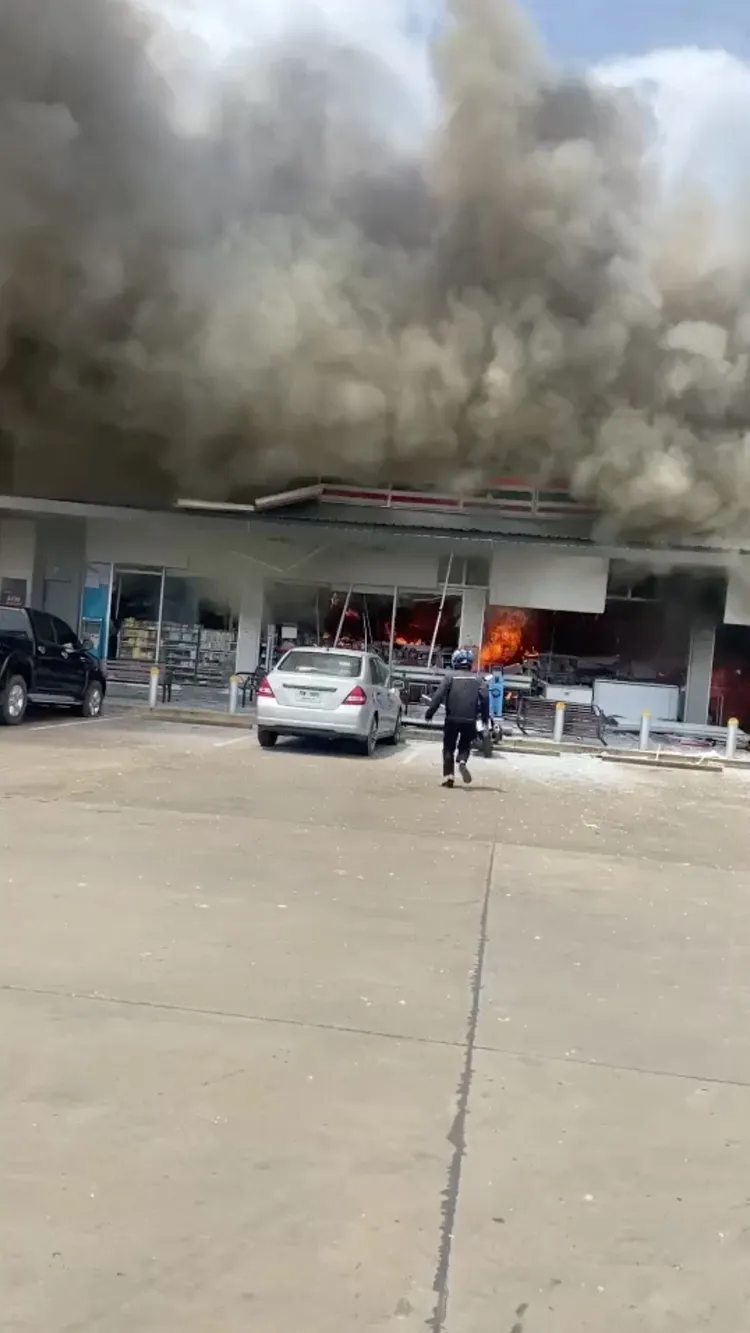 泰國四色菊府遭到炮彈攻擊。路透