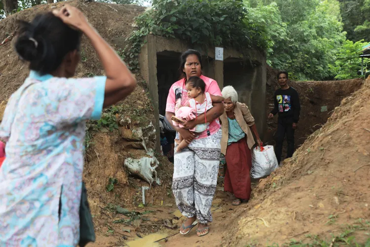 泰國素林府民眾避難。美聯社