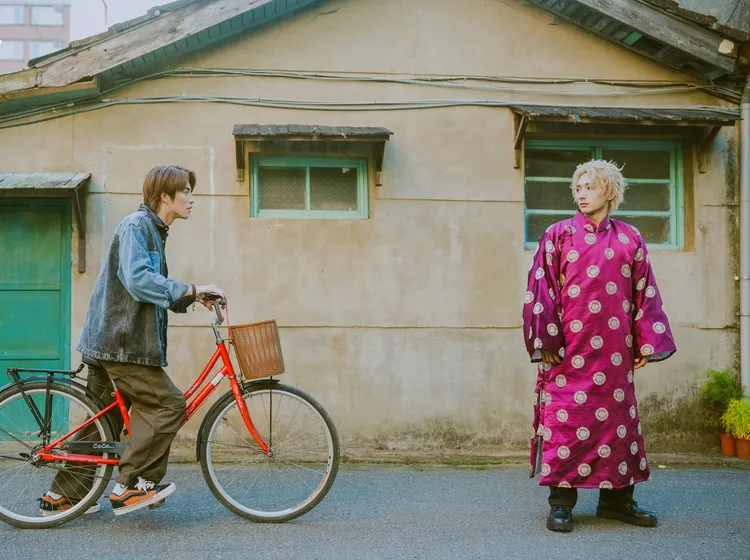 王智騫（右）重生後遇上范麒智。三立提供