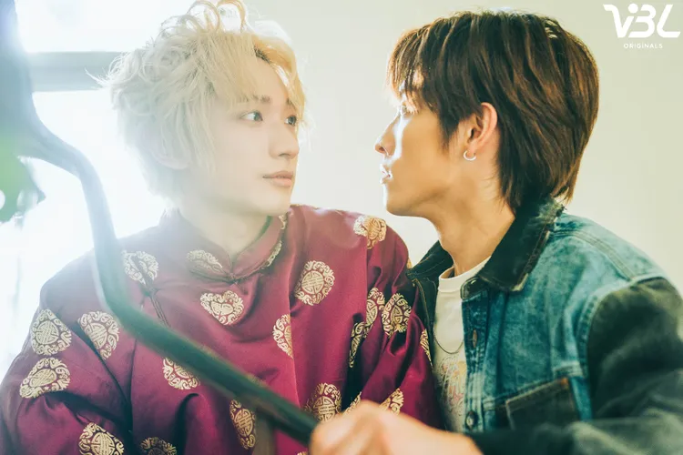 王智騫（左）和范麒智譜奇幻愛戀。三立提供