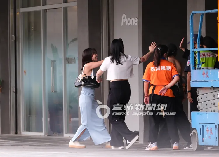 陳芳語（左）向工作人員道謝。特勤中心攝