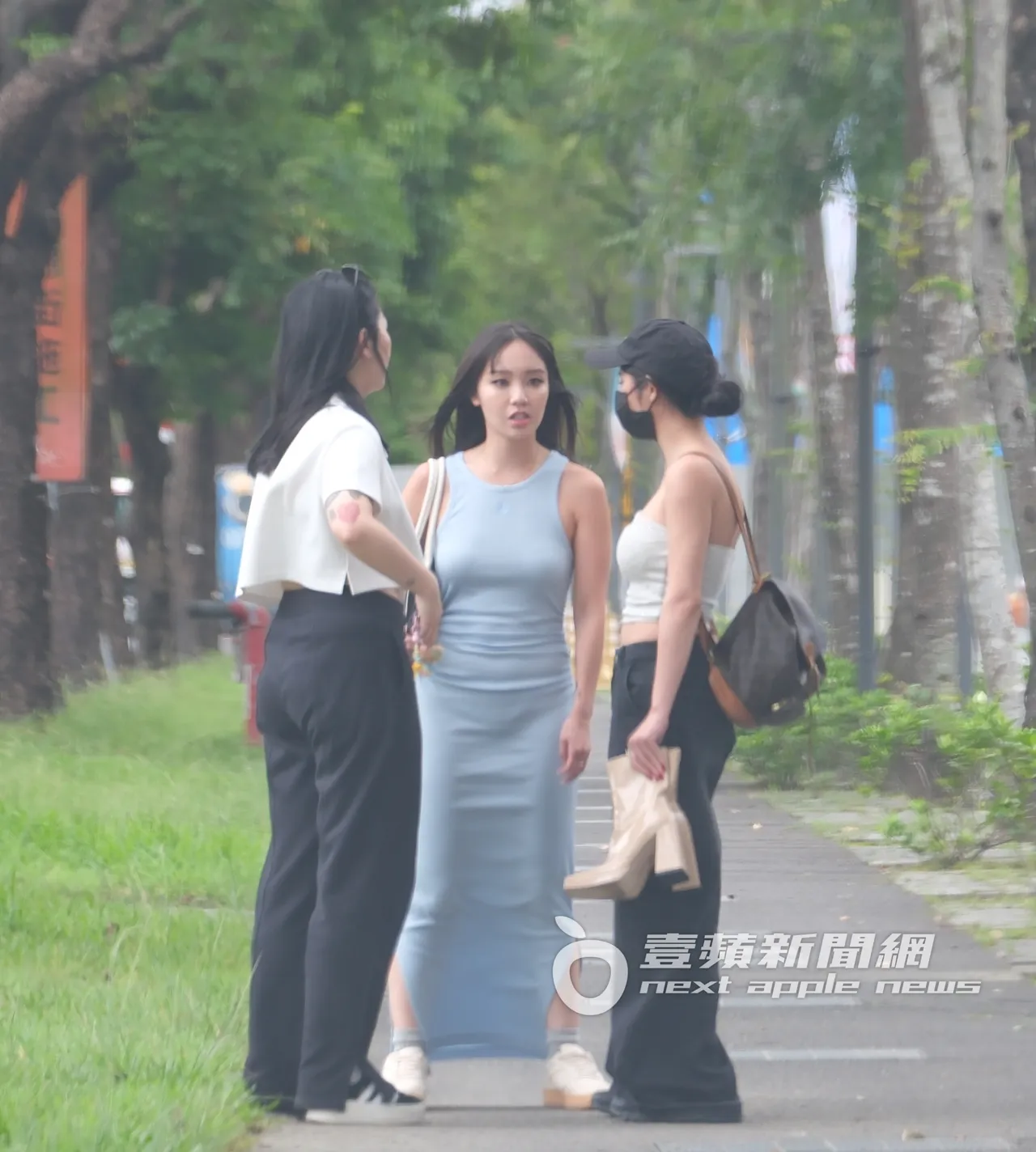 陈芳语(中)和两名女友人在路上小聊一下。特勤中心摄