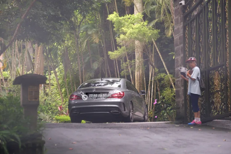 陳芳語和友人一同回到素有信義區後花園之稱的「挹翠山莊」景觀別墅。特勤中心攝