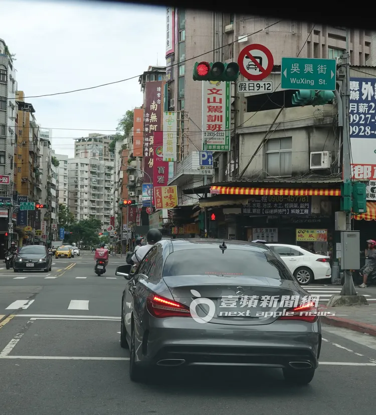 陳芳語的馬路三寶事件再添一樁，她停等紅燈時將車停至機車停等區。特勤中心攝