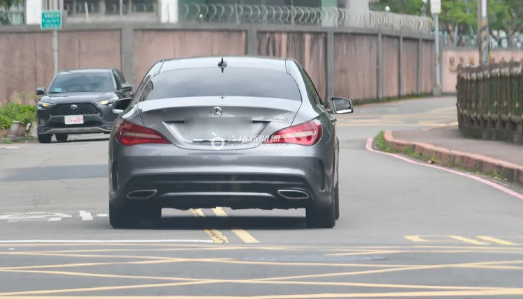 陳芳語更在上山返家時跨越雙黃線，整台車佔據2個車道，十分危險。特勤中心攝