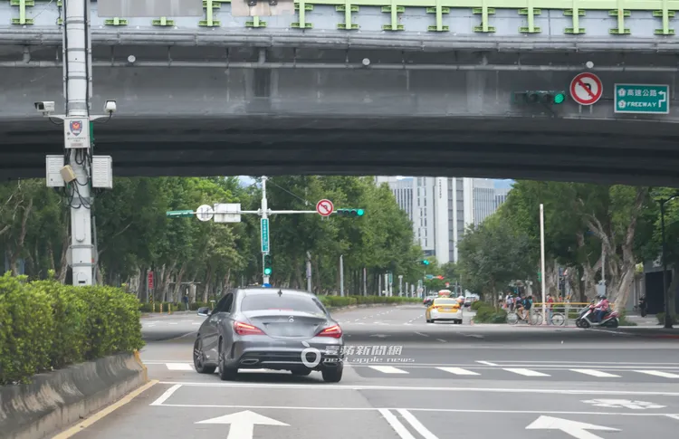 陳芳語駕駛要價223萬元的賓士CLA250轎車，違規左轉。特勤中心攝