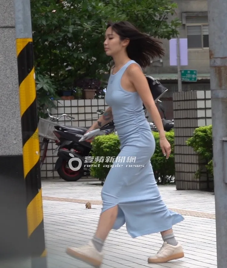 陳芳語處理完事情，去找等她許久的朋友。特勤中心攝