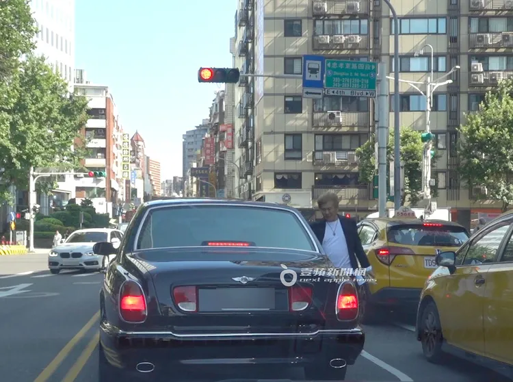 胡瓜在車陣中打開車門下車，準備衝去第二家銀行趕3點半。特勤中心攝