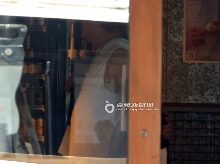 胡瓜脫掉長袖外套，露出白色吊嘎。特勤中心攝