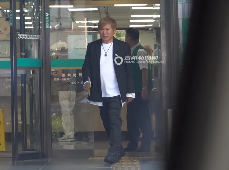 胡瓜處理完事情步出銀行。特勤中心攝