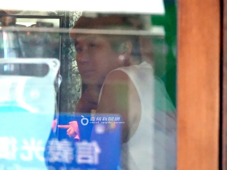 胡瓜等餐點時間，熱到眼神放空。特勤中心攝