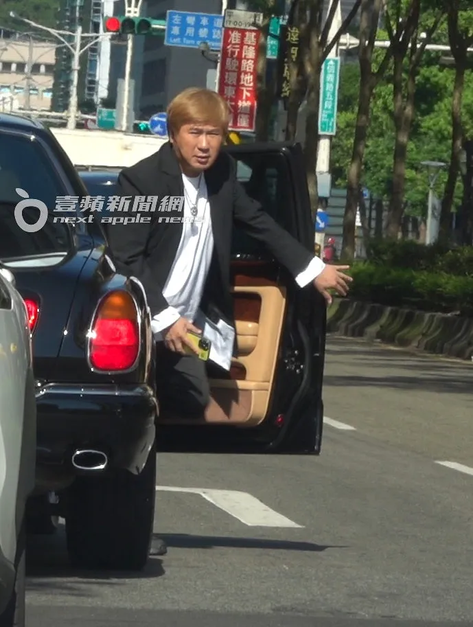 胡瓜跑完銀行後，才又下車買餐點。特勤中心攝