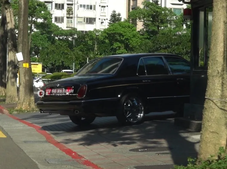 隨後，助理載胡瓜回信義區豪宅。特勤中心攝