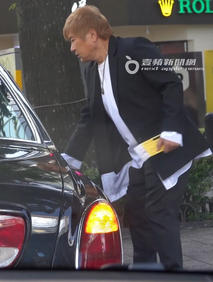 胡瓜跑完第一家銀行，搭乘賓利車離開。特勤中心攝