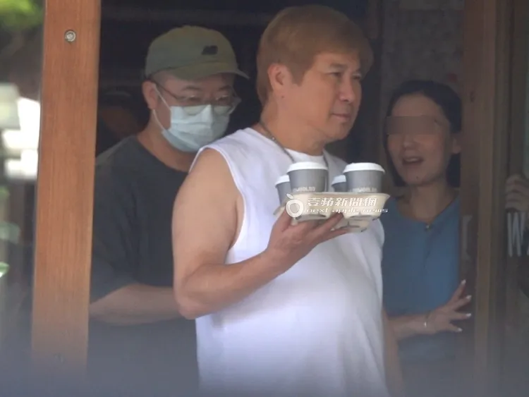 胡瓜手拿4杯飲品準備離開餐廳。特勤中心攝