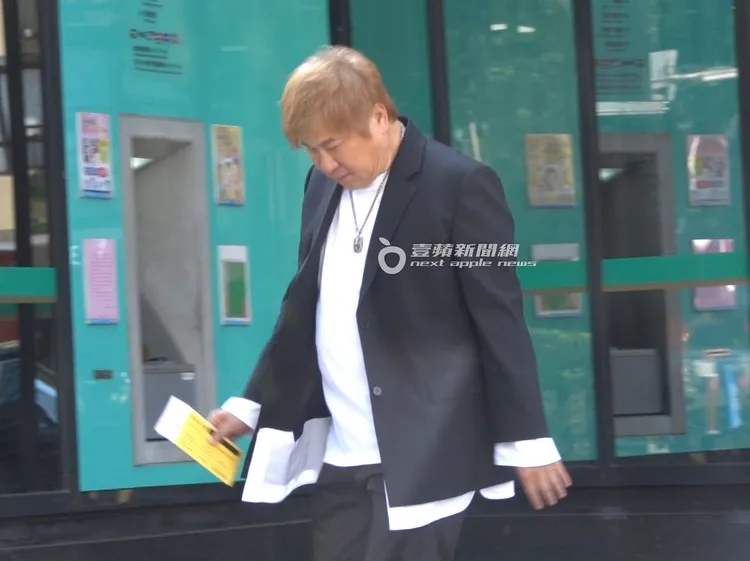 胡瓜手上拿著一本銀行存摺。特勤中心攝