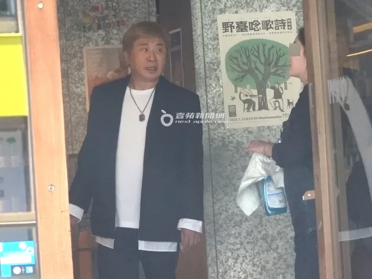 胡瓜和餐廳店員聊天。特勤中心攝