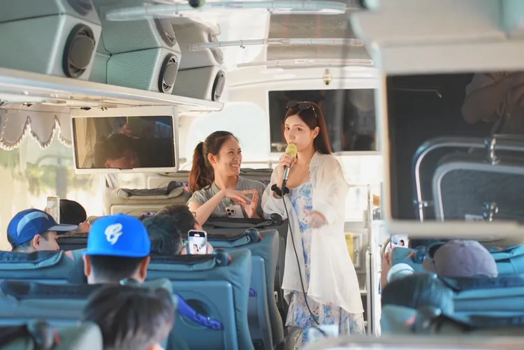 南珉貞代言台灣好行，今天在官田菱波線當車掌，帶民眾暢遊西拉雅。主辦單位提供