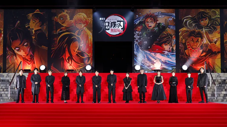 《鬼滅之刃》13名主演聲優11日在東京增上寺出席造勢活動。翻攝鬼滅之刃X