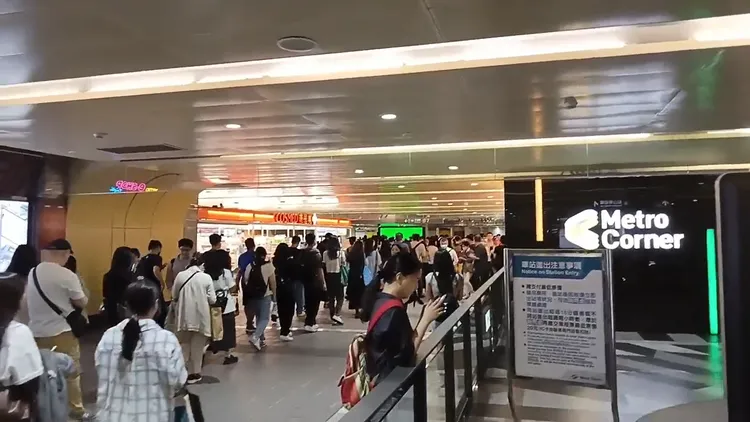 北捷文湖線一早出現列車異常，導致各站人潮爆滿。讀者提供