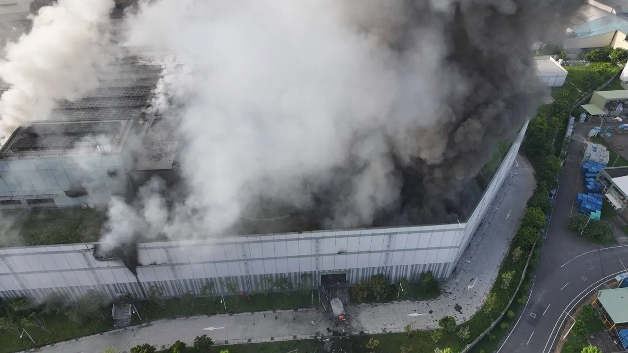 三元能源科技公司存放的鋰電池出問題,引發連鎖效應,最後起火爆炸。翻攝畫面