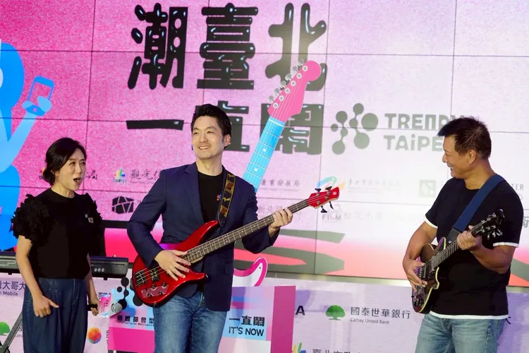 黃韻玲（左）、蔣萬安（中）及蔡詩萍（右）於記者會上的合影。北市府提供