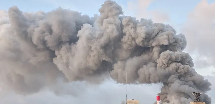 位於高雄市小港區長春街三元能源科技公司，全台首座超級電池工廠，今天清晨5點多驚傳火警。翻攝臉書社團「小港人 七嘴八舌 聚集區」