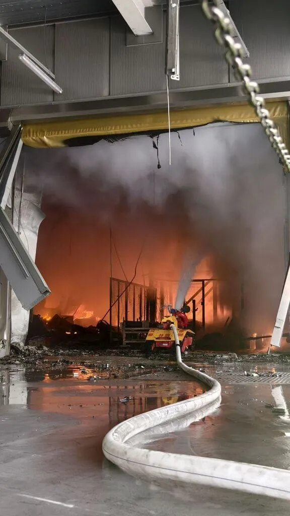 高雄市小港區三元能源公司建築14日清晨起火，已有12名員工及3名消防員送醫，高雄市政府消防局派機器人灌救，火勢持續控制中。高雄市政府消防局提供