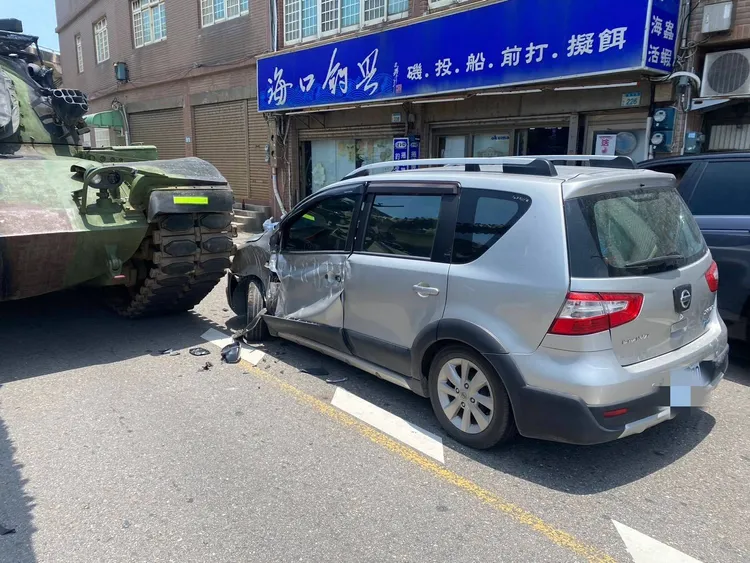 陸軍CM-11勇虎戰車「微擦撞」，民車車頭毀。翻攝畫面