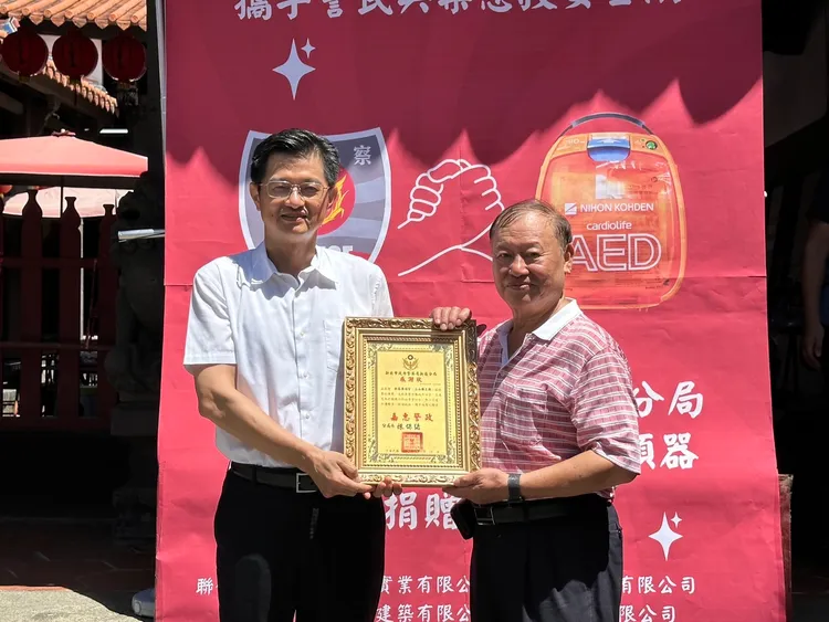 分局長陳保緒頒發感謝狀予廣福宮主委黃金泉。警方提供